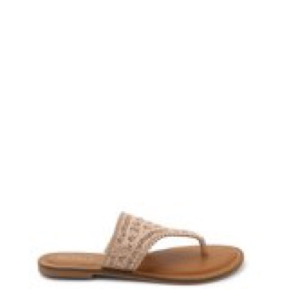 NEW! XOXO Rhonda Slide-On Gold Thong Sandal - Picture 3 of 10
